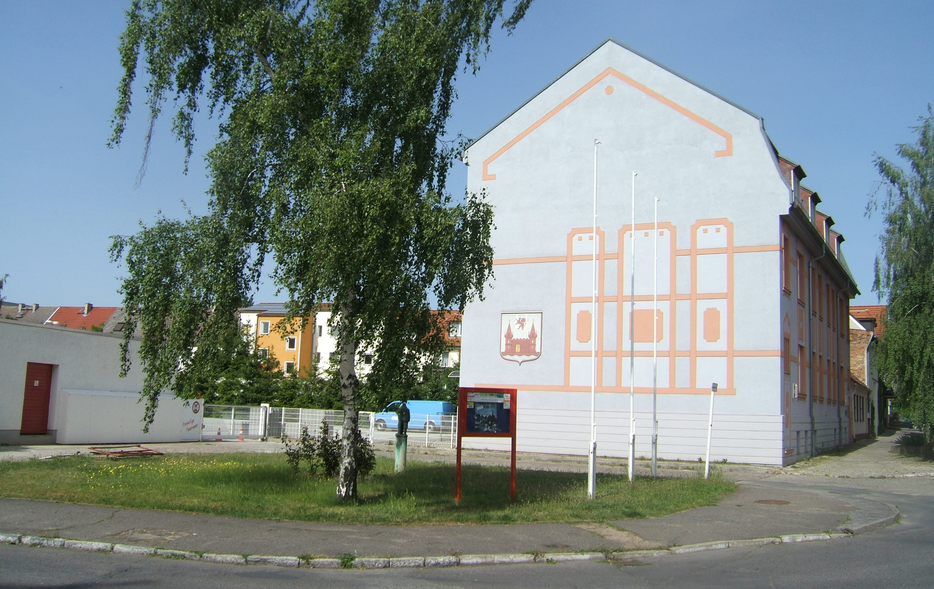 Foto: Gebäude mit einem Stadtwappen am Giebel Foto: Gebäude mit einem Stadtwappen am Giebel