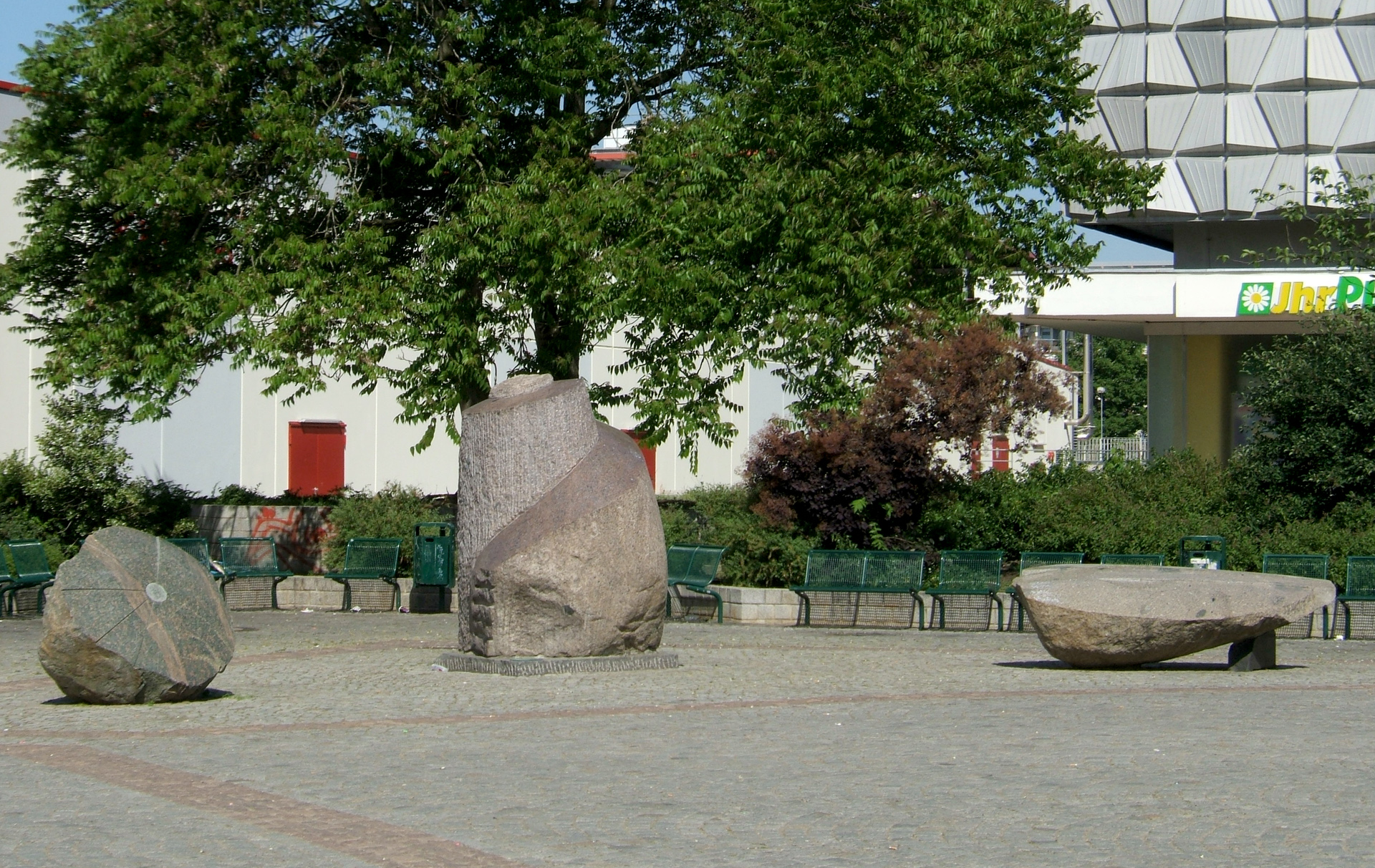 Foto: drei Granitsteine auf dem Platz der Befreiung Foto: drei Granitsteine auf dem Platz der Befreiung