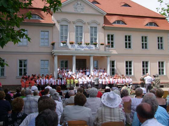 Foto: Chöre vor dem Schloss Foto: Chöre vor dem Schloss