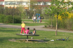 Foto: Spielplatz mit Kindern Foto: Spielplatz mit Kindern