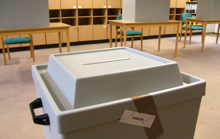 Foto: Wahlurne in einem Wahllokal