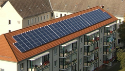 Foto: Solaranlage auf einem Mehrfamilienhaus Foto: Solaranlage auf einem Mehrfamilienhaus