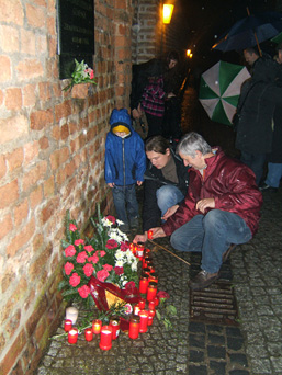 Foto: Kerzen und Blumen für die Opfer Foto: Kerzen und Blumen für die Opfer
