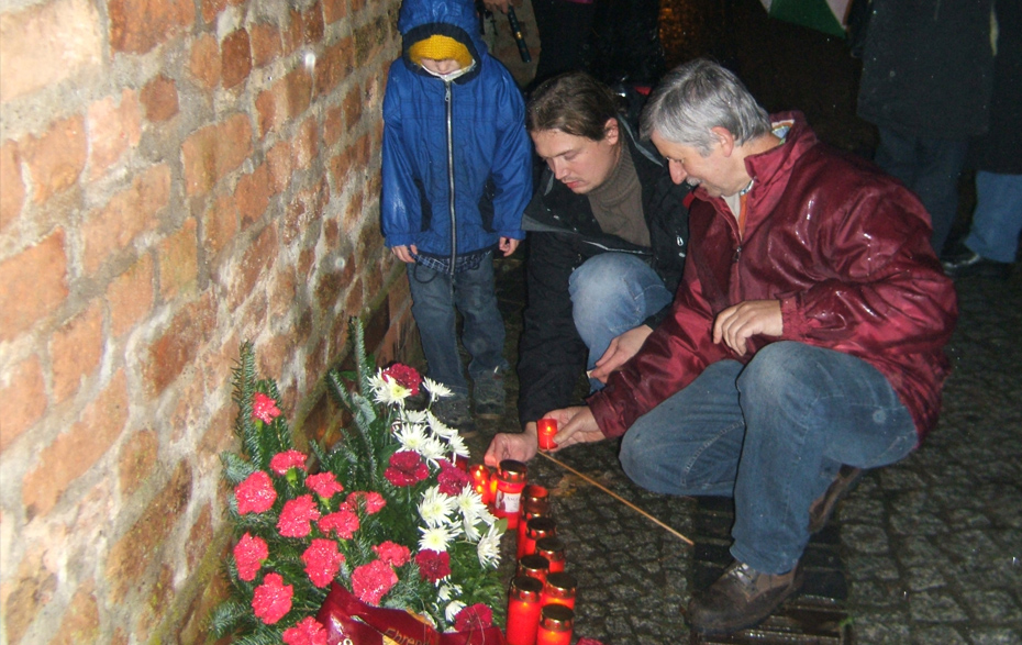 Foto: Kerzen und Blumen für die Opfer Foto: Kerzen und Blumen für die Opfer