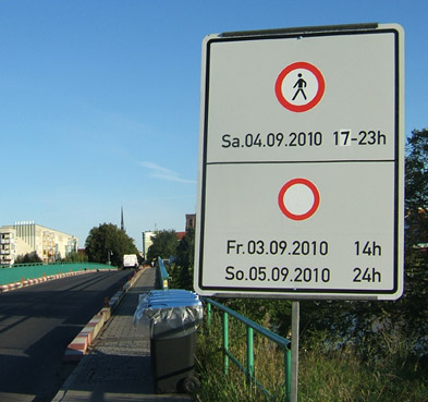 Foto: Sperrschild mit den Zeiten Foto: Sperrschild mit den Zeiten