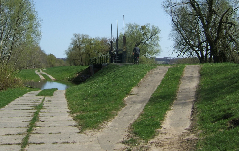 Foto: Oderdeich mit Auslaufbauwerk Foto: Oderdeich mit Auslaufbauwerk