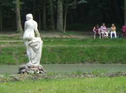Foto: Plastik im Park Foto: Plastik im Park