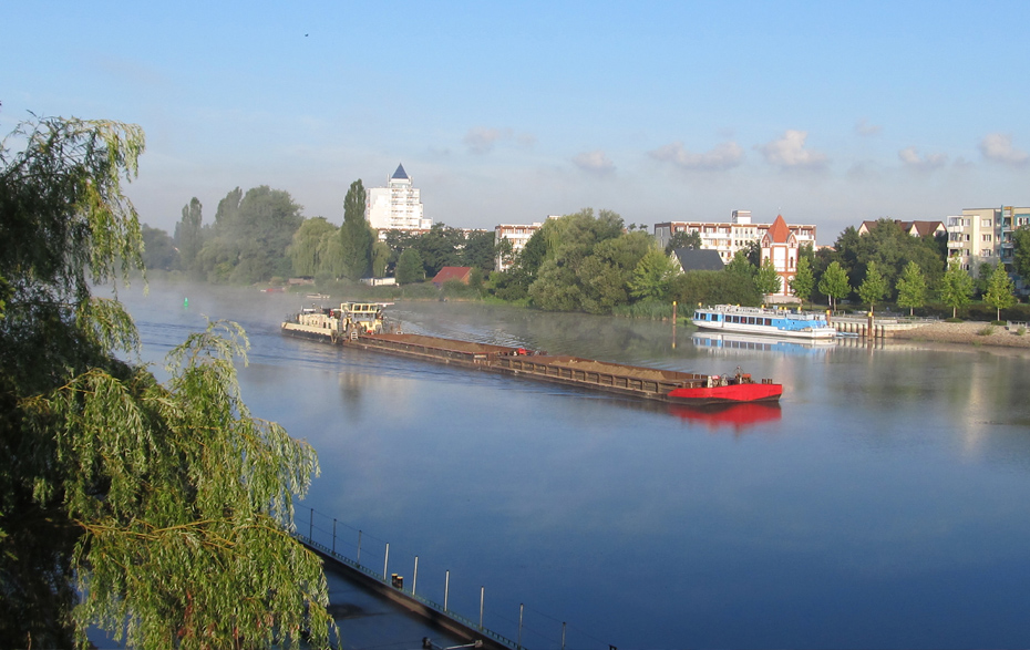 Foto: Schifffahrt auf dem Kanal