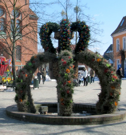 Foto: geschmückter Tabakbrunnen mit der Osterkrone Foto: geschmückter Tabakbrunnen mit der Osterkrone