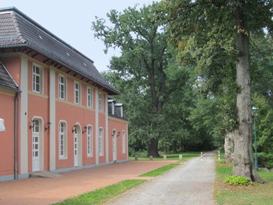 Foto: Monplaisir und Parkweg Foto: Monplaisir und Parkweg