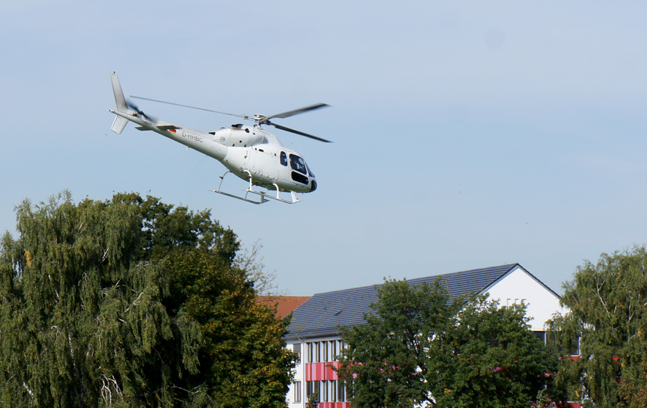 Foto: weißer Hubschrauber über dem Haus der Bildung und Technologie Foto: weißer Hubschrauber über dem Haus der Bildung und Technologie