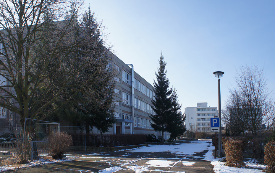 Foto: Seitenansicht eines verlassenes Schulgebäudes im Winter Foto: Seitenansicht eines verlassenes Schulgebäudes im Winter