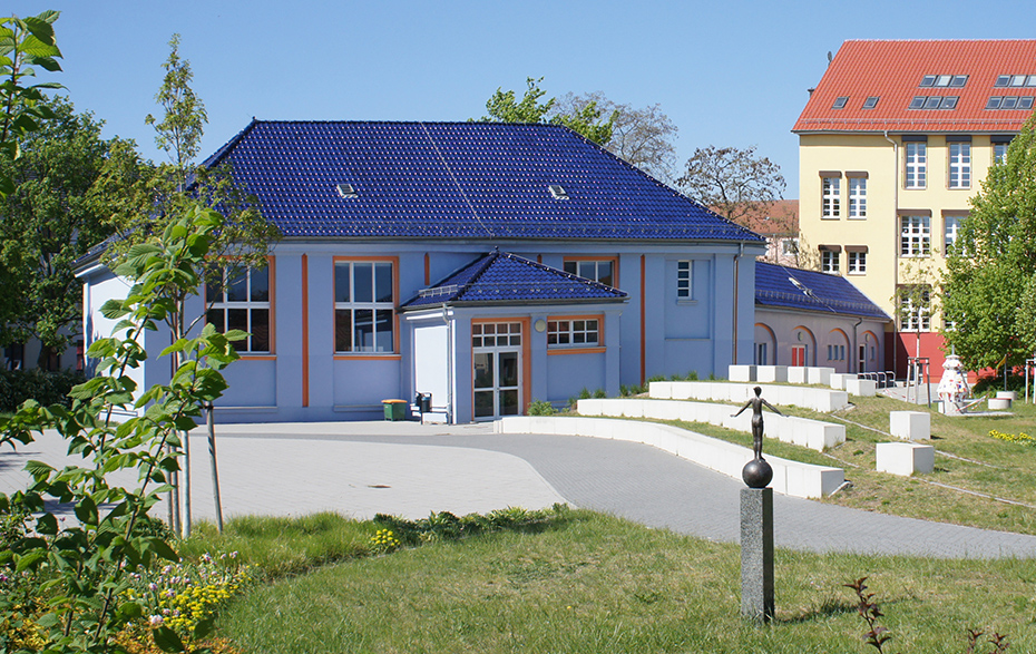 Foto: Hof der Musikschule und das blaue Gebäude mit dem Saal