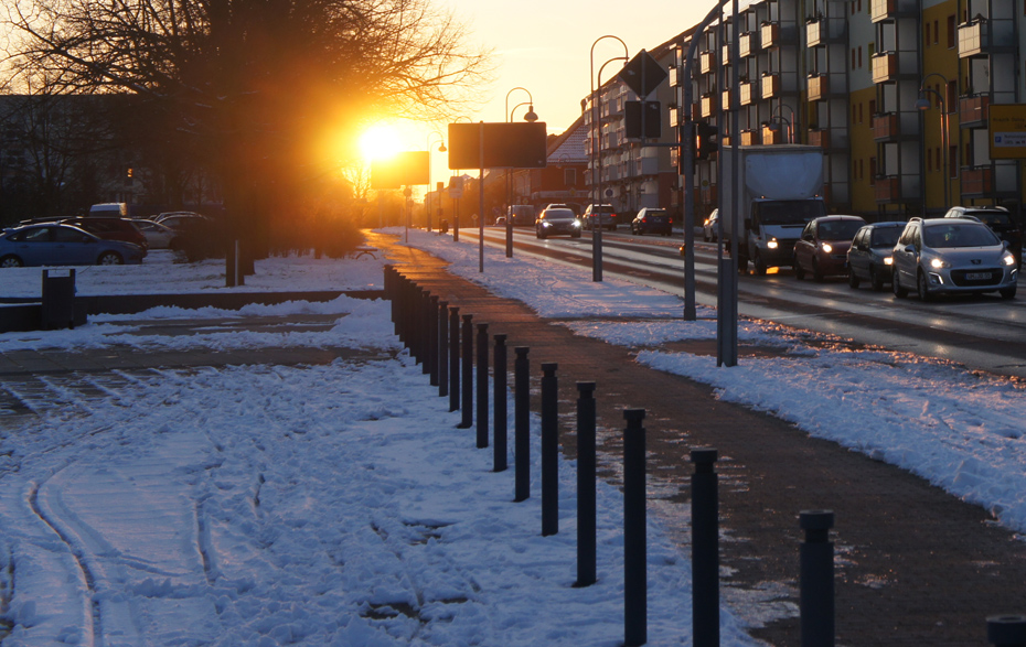 Foto: untergehende Sonne in der verschneiten Berliner Straße Foto: untergehende Sonne in der verschneiten Berliner Straße
