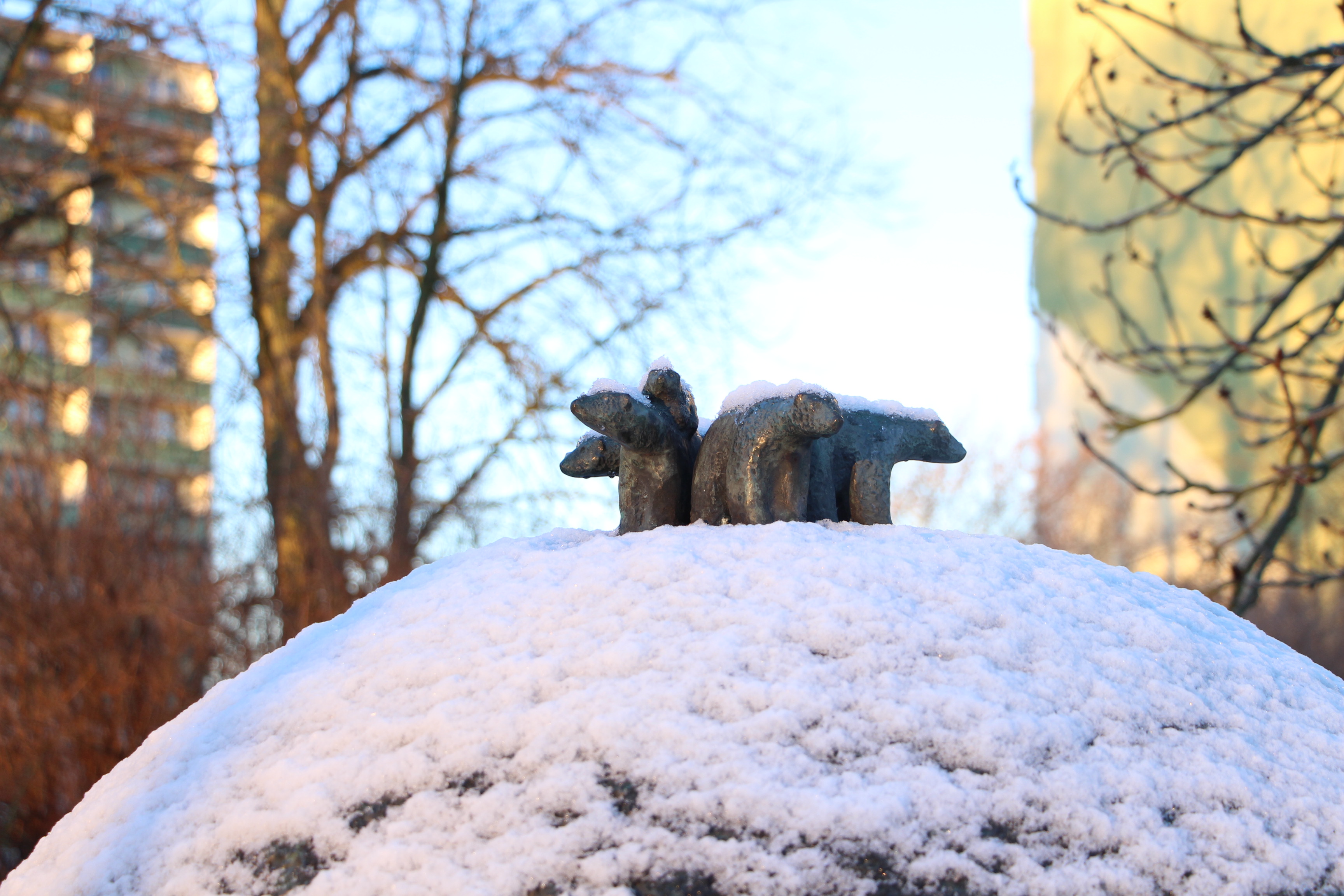 Statue in Schwedt mit Schnee bedeckt Statue in Schwedt mit Schnee bedeckt