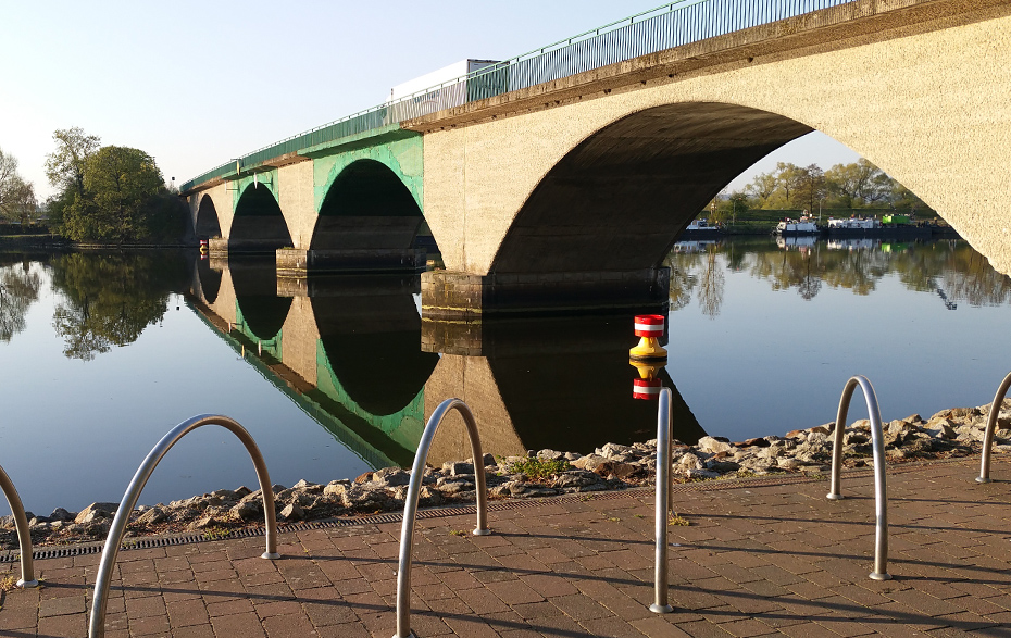 Foto: Stadtbrücke mit Netzen Foto: Stadtbrücke mit Netzen