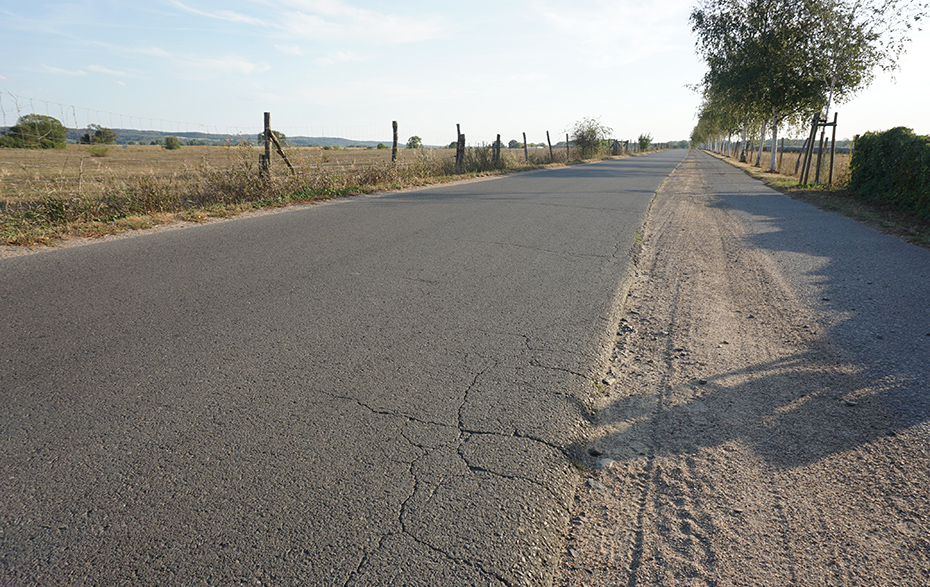 Foto: Straße mit Randstreifen Foto: Straße mit Randstreifen