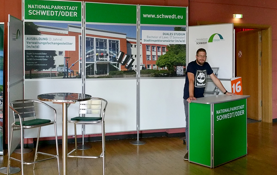 Foto: Messestand mit Betreuer Foto: Messestand mit Betreuer