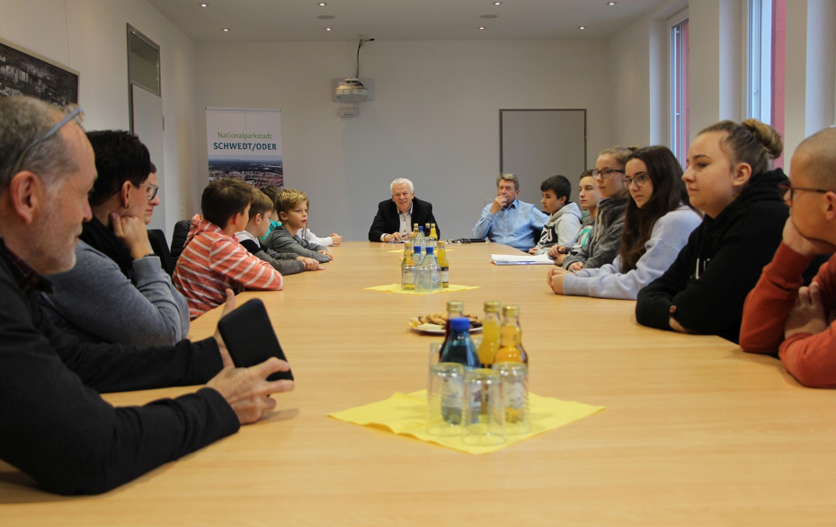 Foto: gemeinsame Beratung am Tisch Foto: gemeinsame Beratung am Tisch