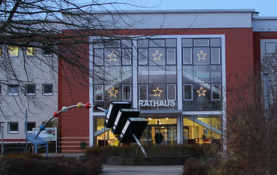 Foto: Rathauseingang am frühen Morgen mit Beleuchtung Foto: Rathauseingang am frühen Morgen mit Beleuchtung