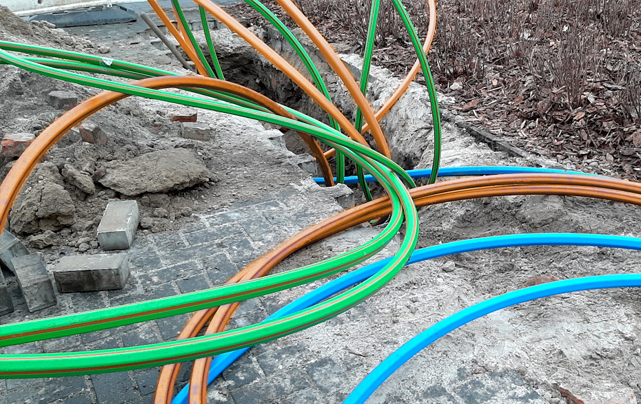Foto: Blaue, grüne und orange Kabel werden verlegt. Foto: Blaue, grüne und orange Kabel werden verlegt.