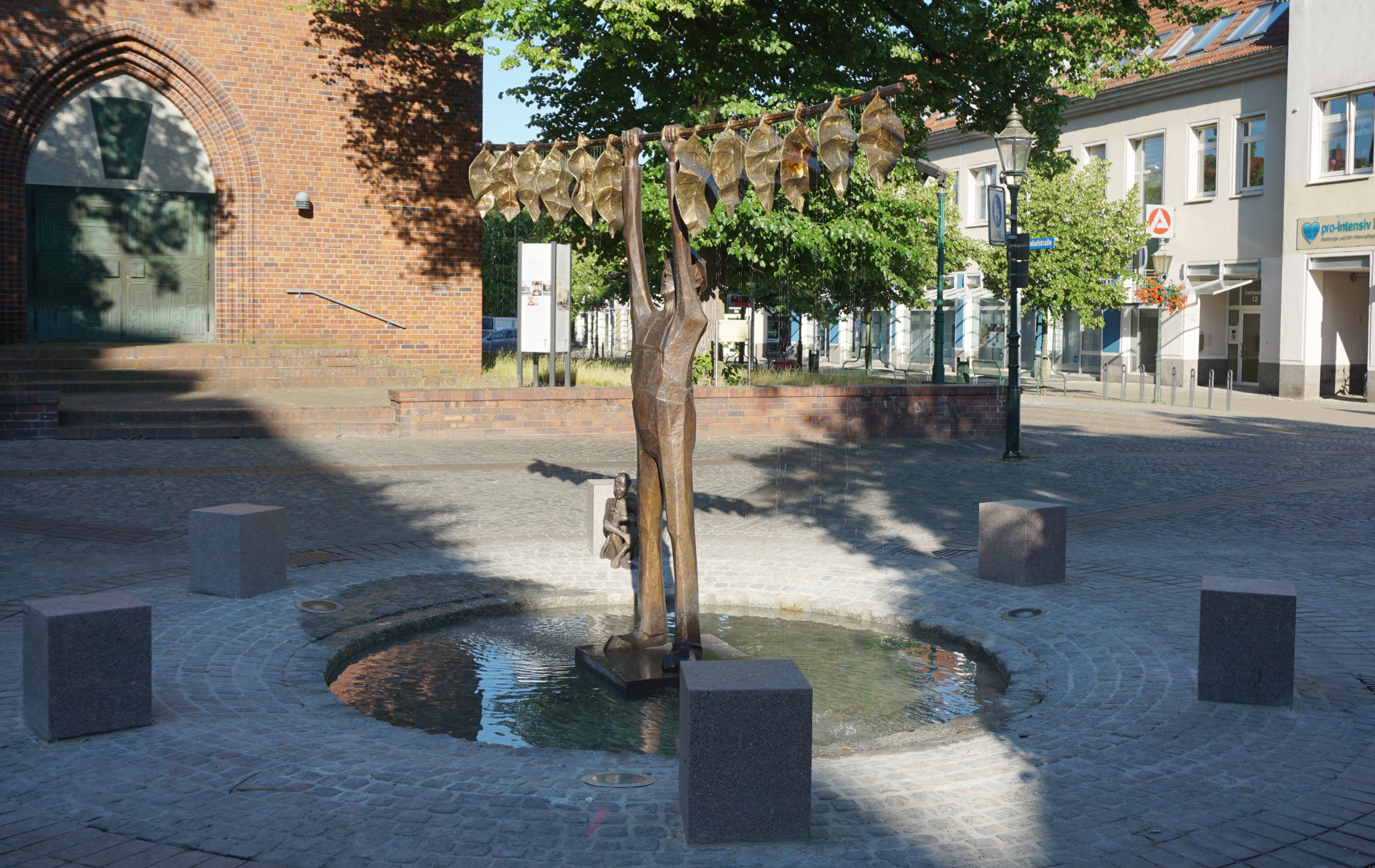 Foto: Bronzefigur hält eine Stange mit Tabakblättern hoch