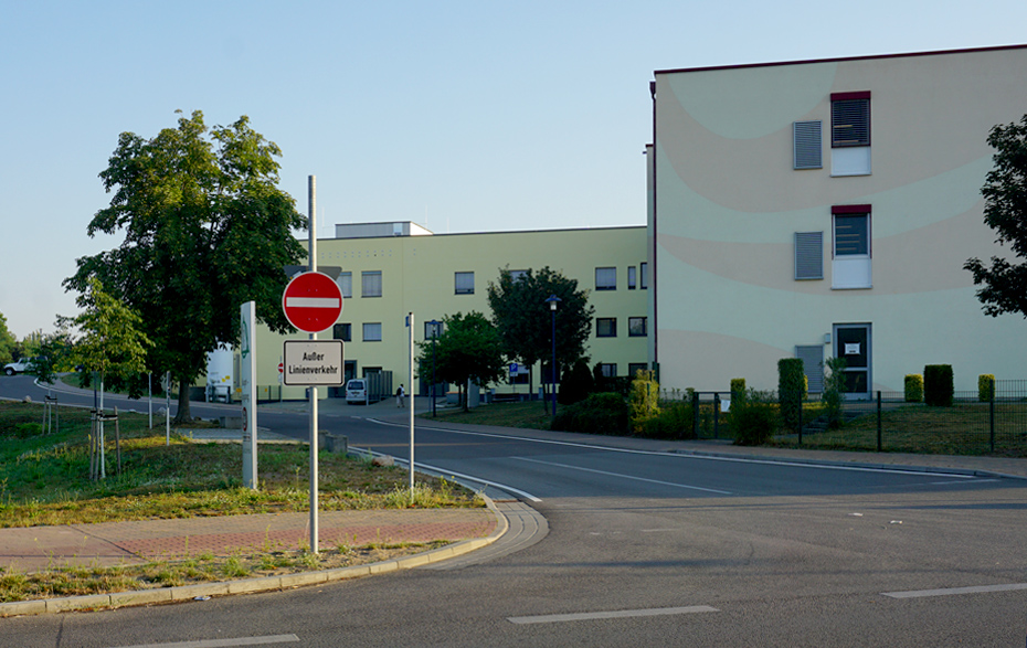 Foto: Klinik mit Anbau und Zufahrtsstraße von der Berliner Allee Foto: Klinik mit Anbau und Zufahrtsstraße von der Berliner Allee