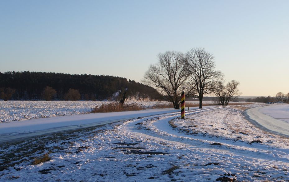 Foto: Oder und Polder mit Schnee und Eis Foto: Oder und Polder mit Schnee und Eis