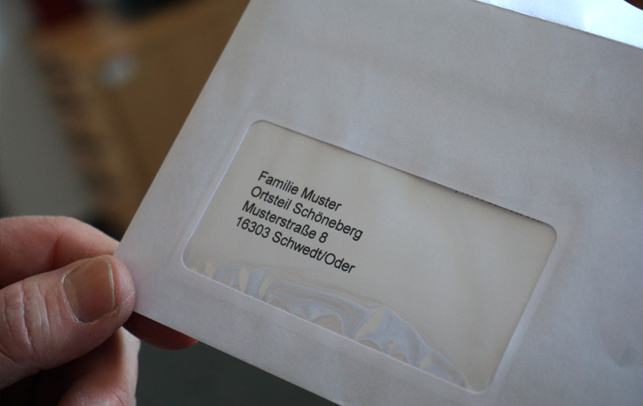Foto: Brief in der Hand Foto: Brief in der Hand