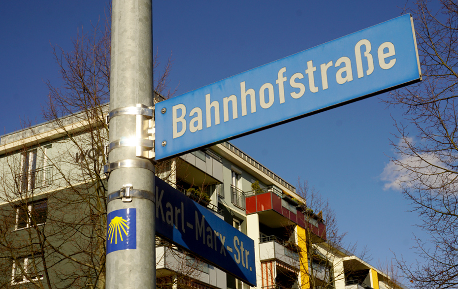 Foto: Markierung am Straßenschild Foto: Markierung am Straßenschild