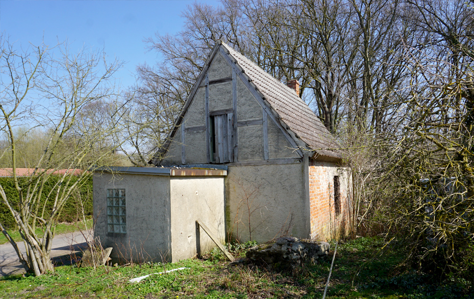 Foto: eingeschossiges Bauwerk mit Satteldach