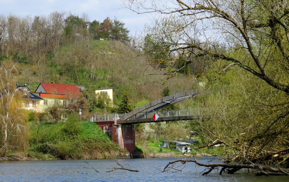 Foto: Aussichtspunkt über Brücke und Ort