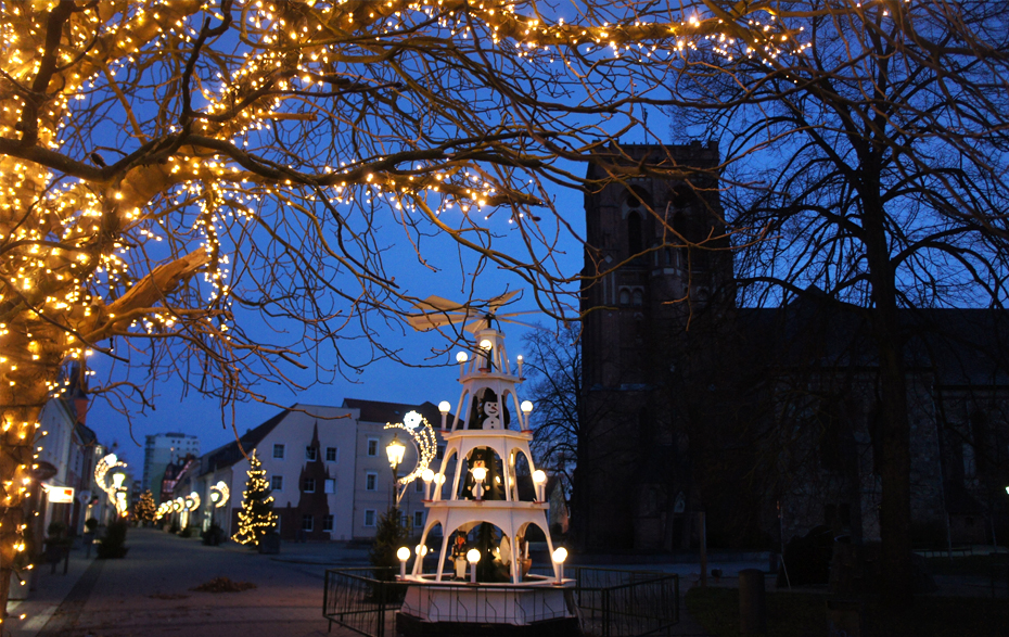 Foto: weihnachtlich beleuchtete Straße am Abend mit Pyramide und Weihnachtsbaum Foto: weihnachtlich beleuchtete Straße am Abend mit Pyramide und Weihnachtsbaum