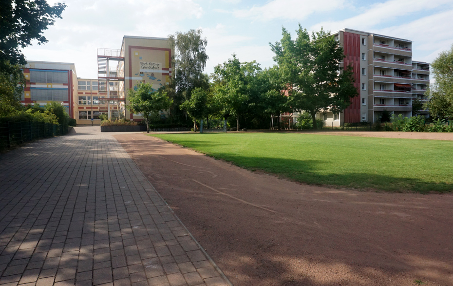 Foto: leerer Sportplatz vor der Schule