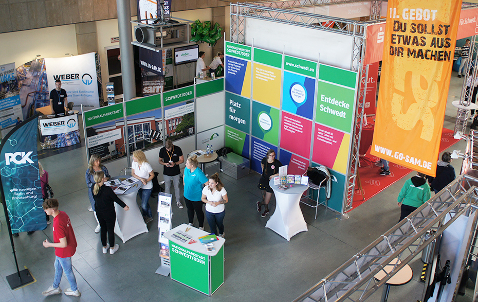 Foto: Blick auf die Messestände im Hauptfoyer von oben Foto: Blick auf die Messestände im Hauptfoyer von oben