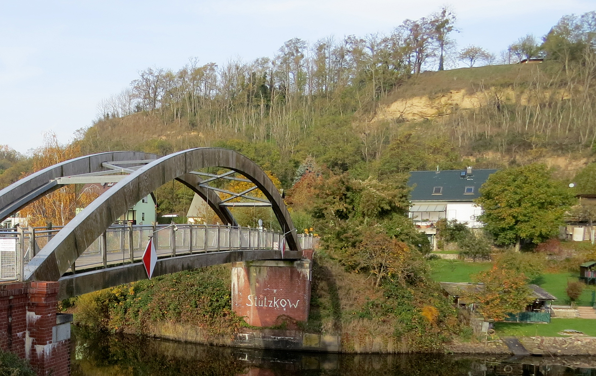 Foto: links die Brücke, rechts der Hang Foto: links die Brücke, rechts der Hang