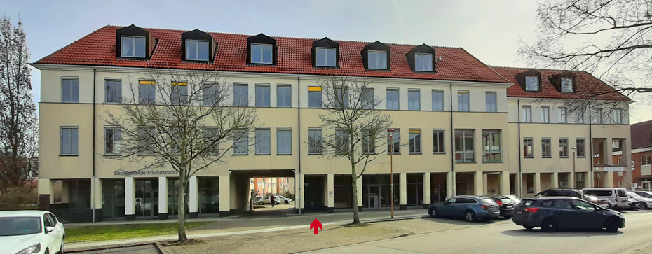 Foto: Hausfront mit Durchgang 