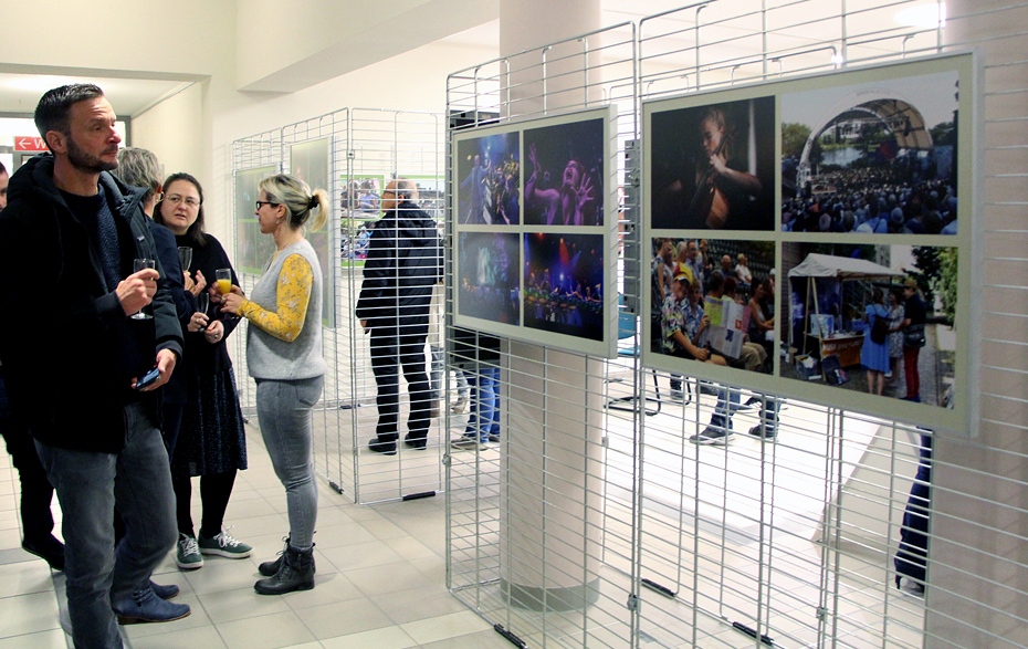 Foto: Gäste bei der Ausstellungseröffnung Foto: Gäste bei der Ausstellungseröffnung