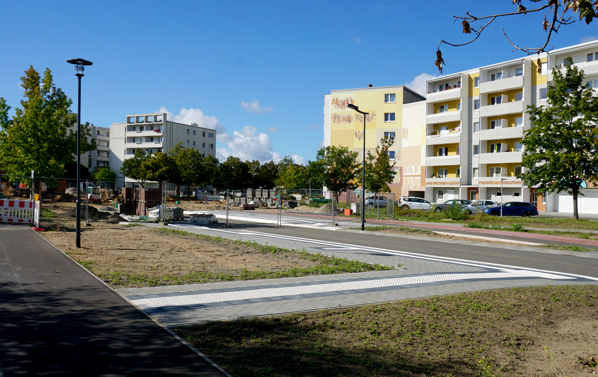 Foto: fertiggestellter Straßenabschnitt und Baustelle