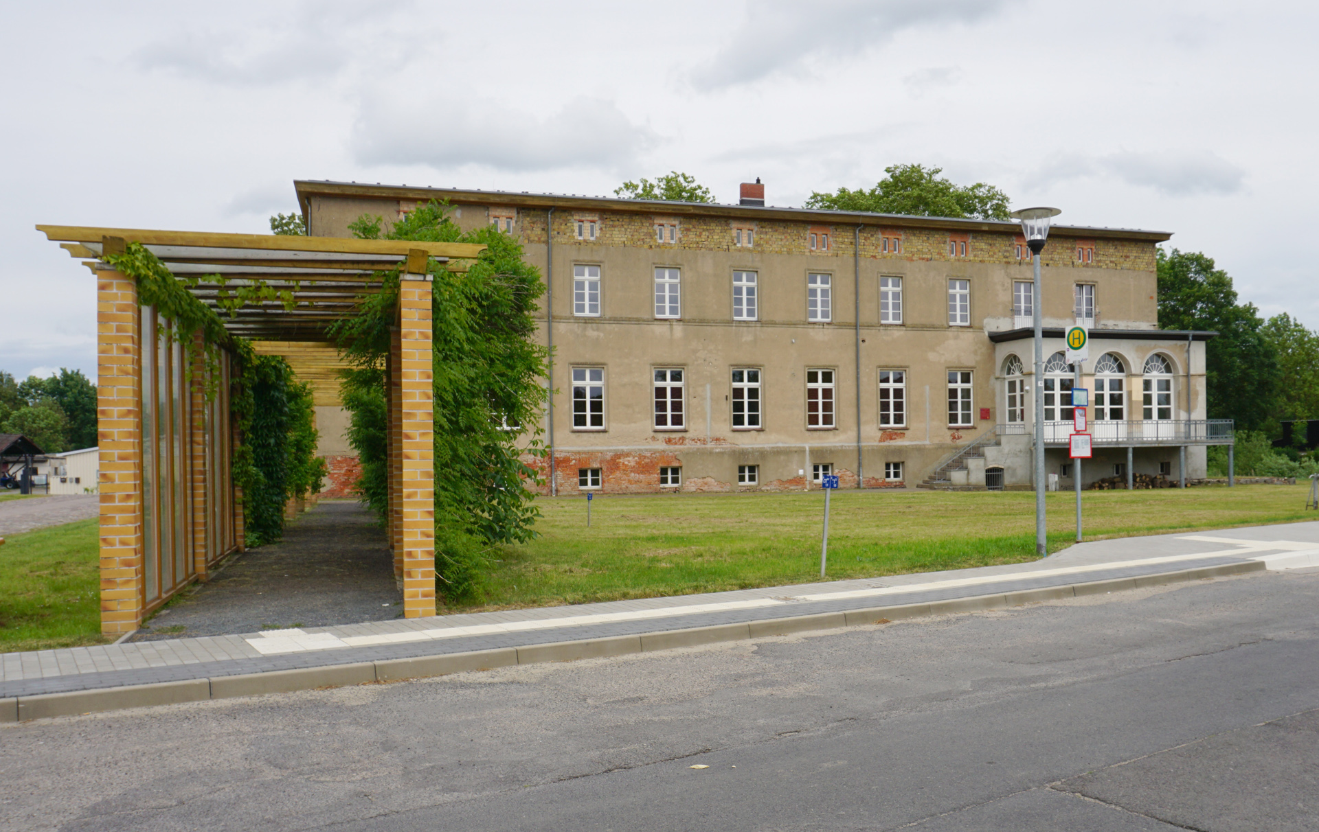 Foto: Haltestelle vor dem Gutshaus