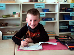 Foto: Schüler beim Schreiben Foto: Schüler beim Schreiben