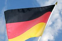Foto: Deutschlandfahne vor blauem Himmel Foto: Deutschlandfahne vor blauem Himmel