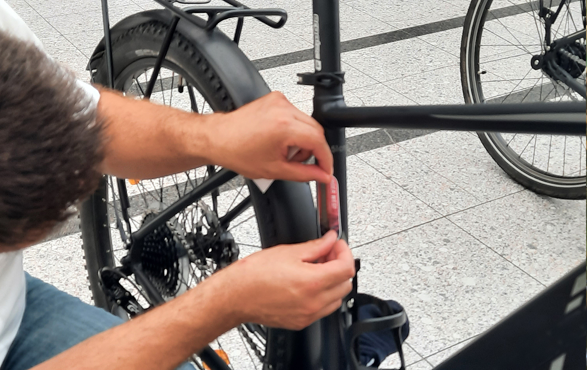 Foto: an einem Fahrrad wird der Aufkleber angebracht