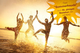 Foto: 4 Personen springen übers Wasser im Gegenlicht Foto: 4 Personen springen übers Wasser im Gegenlicht