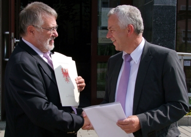 Foto: Infrastrukturstaatssekretär Rainer Bretschneider übergibt die Förderbescheide an Bürgermeister Jürgen Polzehl Foto: Infrastrukturstaatssekretär Rainer Bretschneider übergibt die Förderbescheide an Bürgermeister Jürgen Polzehl