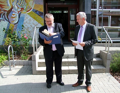 Foto: Förderbescheidübergabe vor dem Mehrzweckgebäude „Kosmonaut“ Foto: Förderbescheidübergabe vor dem Mehrzweckgebäude „Kosmonaut“