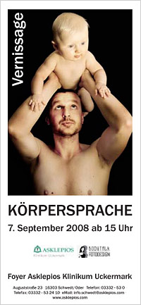 Das Plakat zeigt einen Mann, der ein Kind über seinem Kopf hält. Das Plakat zeigt einen Mann, der ein Kind über seinem Kopf hält.