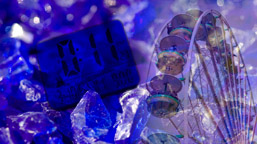 Fotomontage: blaue Glasscherben, Riesenradausschnitt und Display einer Uhr Fotomontage: blaue Glasscherben, Riesenradausschnitt und Display einer Uhr
