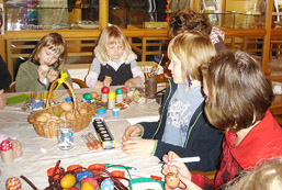 Foto: Kinder bemalen Eier im Museum Foto: Kinder bemalen Eier im Museum