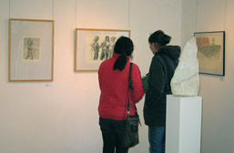 Foto: Ausstellungsbesucher in der Galerie Foto: Ausstellungsbesucher in der Galerie